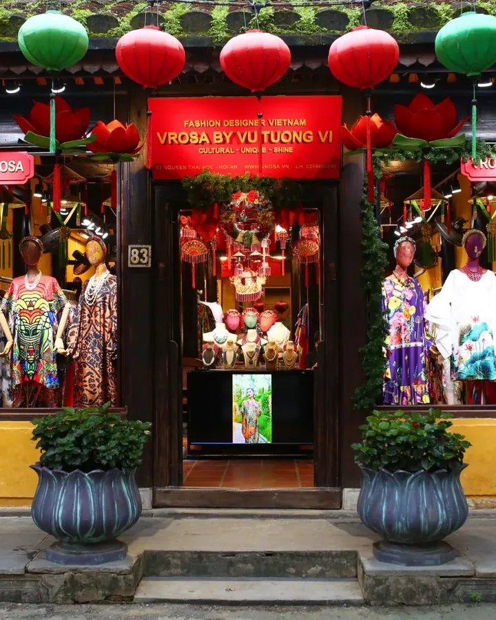 Khách mặc áo sơ mi công sở
